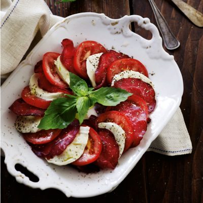 Tomatsalat med mozzarella og bresaola_600x600px